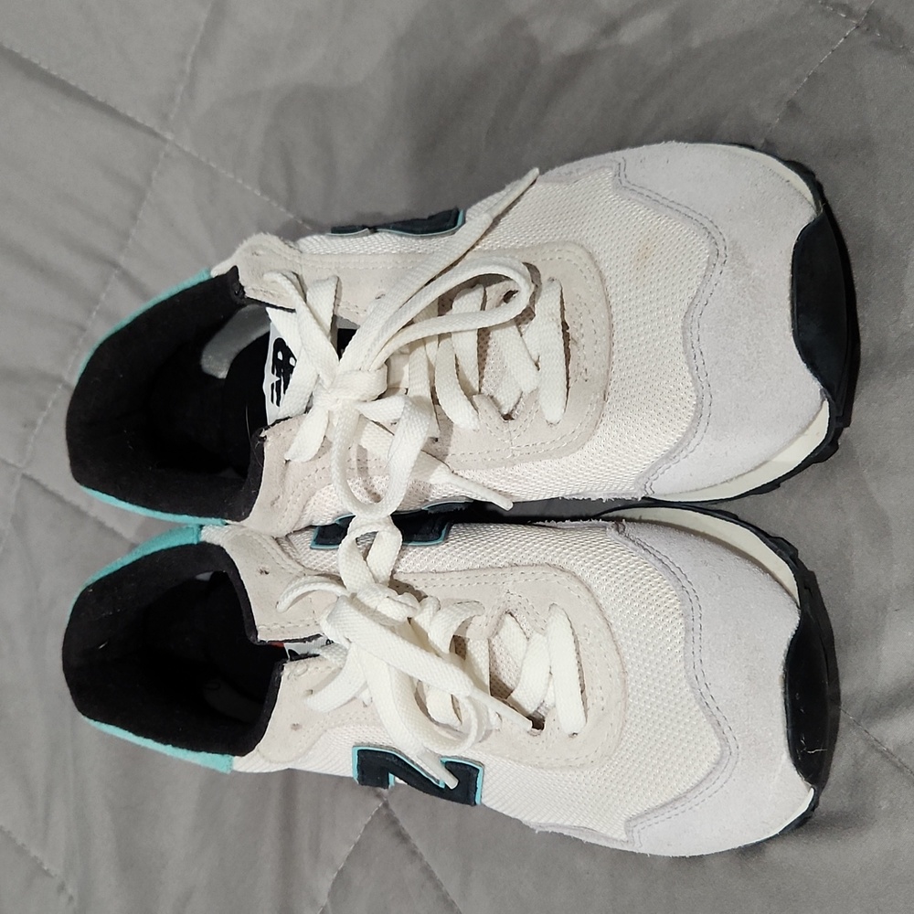 New Balance White and Teal Sneakers‎ - Picture 2 of 4